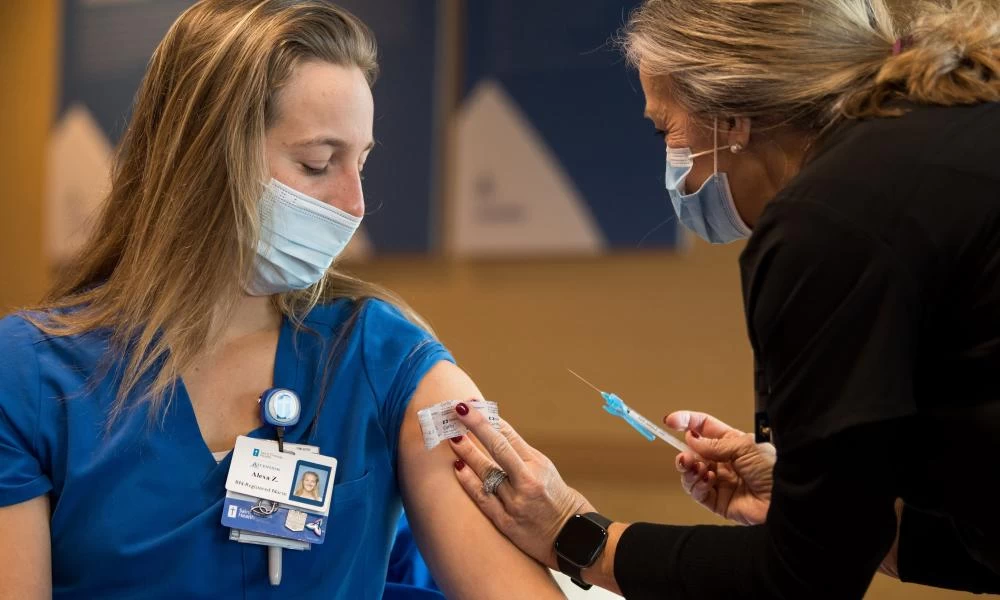 Κορονοϊός: Πάνω από 1 εκατομμύριο εμβολιασμοί στις ΗΠΑ